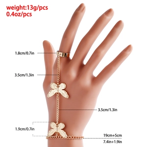 Bracelet bague papillon doré avec détails de dimensions et longueur de chaîne sur main