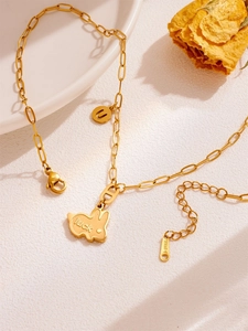 Detail van gouden konijn hanger met luck gravure en S.Steel merk op de ketting