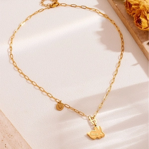 Elegante gouden titaniumstalen ketting met konijnenhanger en luck gravure