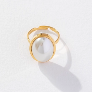 Eleganter goldener offener Ring mit einer großen ovalen weißen Perle auf weißem Grund