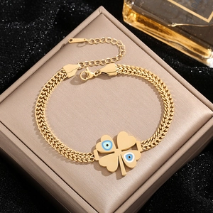 Pulsera dorada de doble cadena con dijes de trébol y ojo de la suerte en estuche