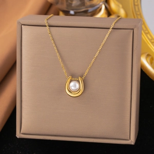 Goldene Perlenkette im Hufeisen-Stil auf Seide und Samt-Schmuckkästchen für Damen