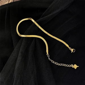 Détail de la chaîne serpent dorée avec breloque cœur et fermoir mousqueton