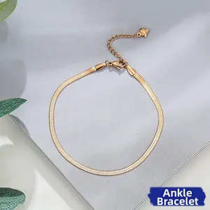 Élégante chevillère en maille serpent or rose avec un délicat pendentif en forme de cœur