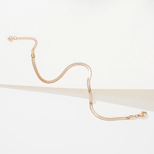 Détail de la chevillère serpent en or rose avec fermoir mousqueton et petit cœur