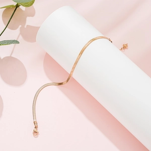 Détail de la chaîne de cheville serpent or rose avec fermoir mousqueton et cœur