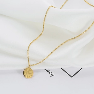 Elegante collar de acero de titanio dorado con colgante redondo calado del carácter Fu