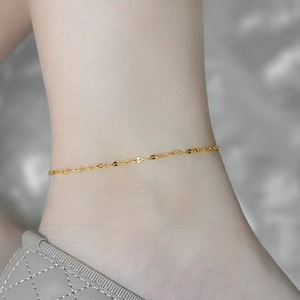Tobillera minimalista de titanio chapado en oro de 18k con patrón de hojas en tobillo