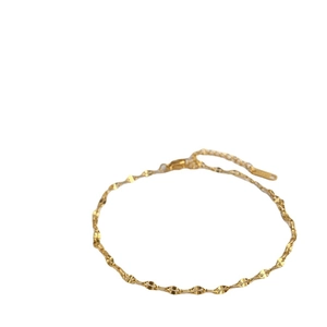 Tobillera de acero inoxidable chapado en oro de 18k con textura ondulada y cierre ajustable