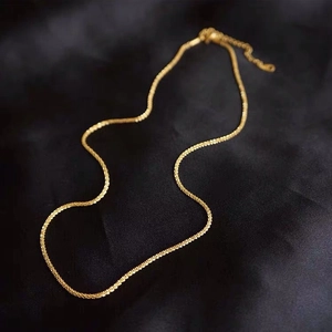 Collana scintillante minimalista a doppio strato in oro 18 carati su seta nera elegante