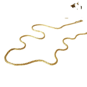 Collana a doppio strato in oro 18 carati scintillante con texture metallica lucida