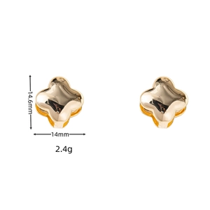Vista macro di orecchini a quadrifoglio dorati con dimensioni precise di 14,6 mm x 14 mm