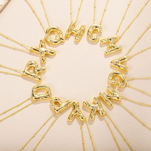 Collana con Pendente a Lettera Iniziale Puffy in Acciaio al Titanio Placcato Oro con Strass Intarsiati Collana per Donna