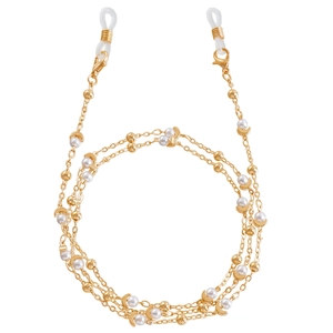 Chaîne à lunettes dorée avec breloques lune et perles blanches sur fond blanc