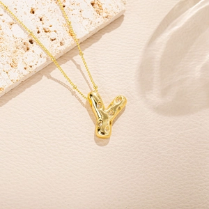 Dettaglio della collana placcata oro con ciondolo lettera Y e strass scintillanti