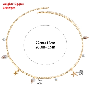 Détails de la chaîne de corps dorée avec coquillages, perles et mesures de longueur