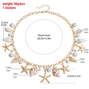 Détails de la chaîne de taille avec coquillages, étoiles de mer dorées et perles