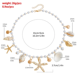 Détails d'une chaîne de taille bohème avec coquillages, étoiles de mer et perles
