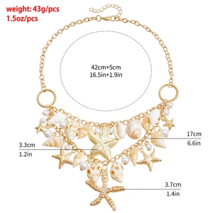 Détails d'une chaîne de taille bohème avec des coquillages, étoiles de mer et perles