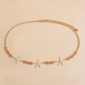 Goldene Taillenkette im Ozean-Stil mit Seestern-Anhängern und Muschel-Details auf Beige
