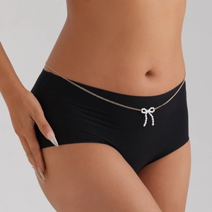 Chaîne de taille dorée minimaliste avec pendentif nœud en perles sur modèle femme