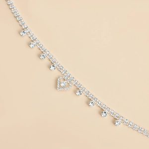 Dettaglio della catena corpo in argento con strass luccicanti e ciondolo a forma di cuore
