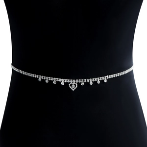 Elegante catena da corpo in argento con strass scintillanti e pendente a cuore da donna