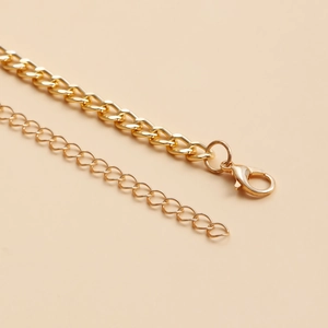 Détail du fermoir mousqueton doré et de la chaîne d'extension pour bijoux de taille