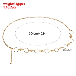 Chaîne de taille dorée minimaliste avec anneaux métalliques et décors de coquillages