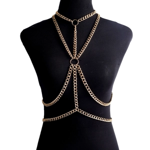 Détail de la chaîne de corps multicouche dorée à maillons cubains sur un mannequin noir