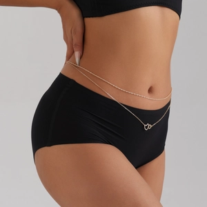 Chaîne de taille dorée à double rangée avec pendentifs cœur et strass sur mannequin