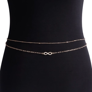 Détail de la chaîne de taille dorée double couche avec pendentif infini et maillons