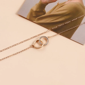 Détail d'une chaîne de taille dorée à double boucle avec micro-pavé de zircons blancs