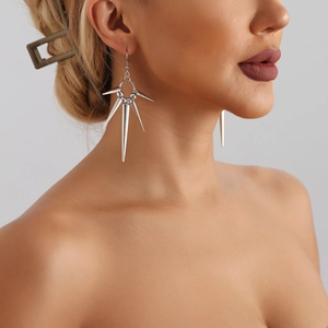 Orecchini punk in argento con punte geometriche per uomo e donna dal design accattivante