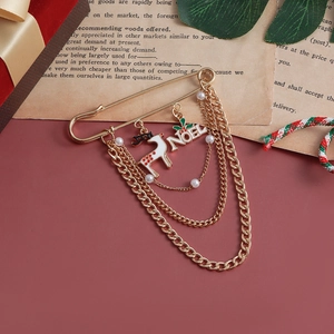 Detailansicht der goldenen Weihnachts-Brosche mit Rentier-Anhänger und NOEL-Kette