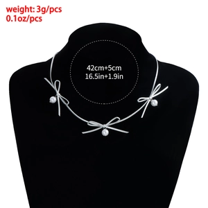 Zilveren PU-lederen parel strik choker ketting voor dames met minimalistische vlinders