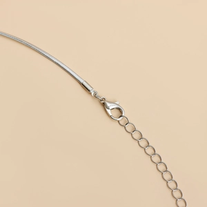 Macro-opname van zilveren karabijnsluiting en verlengketting op de grijze PU-leeren choker