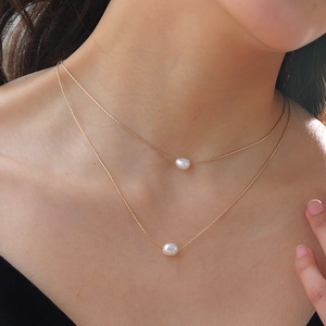 Elegante collana a due strati in acciaio al titanio con perle bianche da donna