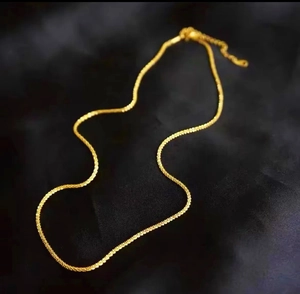 Bracelet de cheville doré scintillant avec chaîne tissée sur soie noire chic