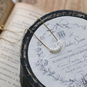 Elegante collana in titanio placcato oro 18 carati con piccole perle bianche e catena d'oro fine