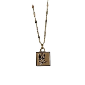 Elegante collana in acciaio al titanio placcato oro 18K con ciondolo a rosa