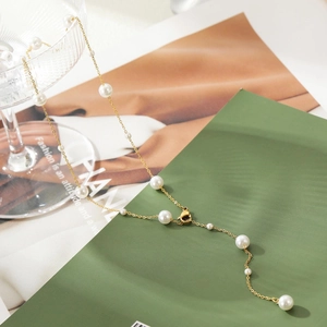 Adjustable 18K gold-plated stainless steel chain necklace with elegant white pearls