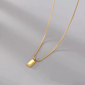 Collier avec pendentif barre rectangulaire dorée et chaîne serpent en acier titane