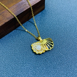 Collana in Acciaio Inossidabile Placcato Oro per Donna Ciondolo con Perla Artificial a Forma di Conchiglia in Rame Zirconia Micro Pave Gioielli di Moda