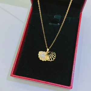 Elegante collana a conchiglia placcata oro 18k con perle in una scatola regalo