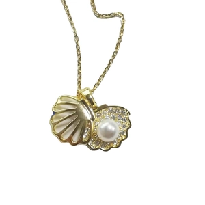 Elegante collana con pendente a conchiglia placcata oro 18k con perla e cristalli lucidi