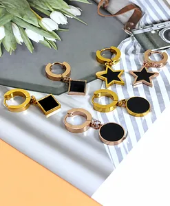 Detailansicht geometrischer Roségold-Ohrringe aus Titan mit schwarzen Emaille-Anhängern