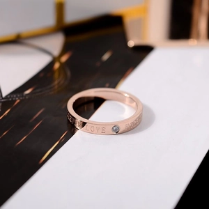 Elegante anillo chapado en oro rosa con grabado Forever Love y circonita