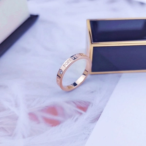 Detalle macro de anillo de oro rosa con grabado Forever Love y pequeño circonio