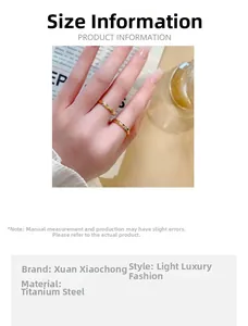 Detailansicht eines goldfarbenen Titanstahlrings mit funkelnden geometrischen Facetten